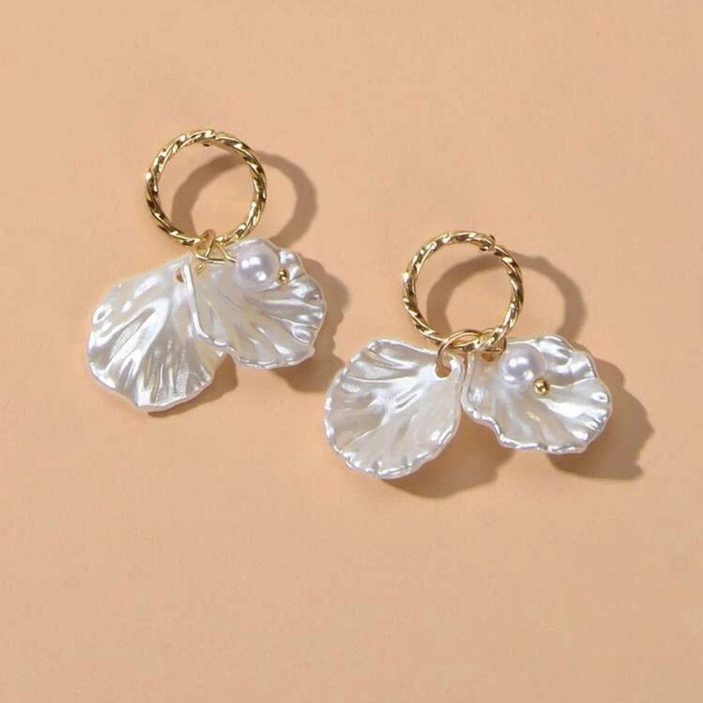 🎀 Lovely Faux Pearl Hue Petals Metallic Circle Stud Earrings 🎀 - Picture 3 of 4